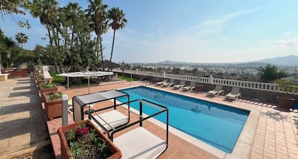 VILLA IN THE BEST LOCATION + SWIMMING POOL + CONCIERGE