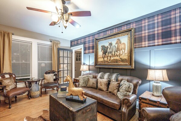 Living area - Monroe Getaway. (Monroe)