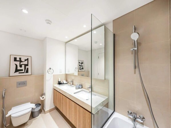 Hair dryer, towels - Luxury 2BR Between DIFC & Downtown | Skyline View (Dubai)