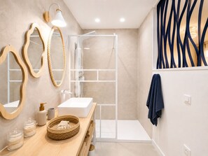 Een douche,  milieuvriendelijk toiletgerief, een haardroger, handdoeken