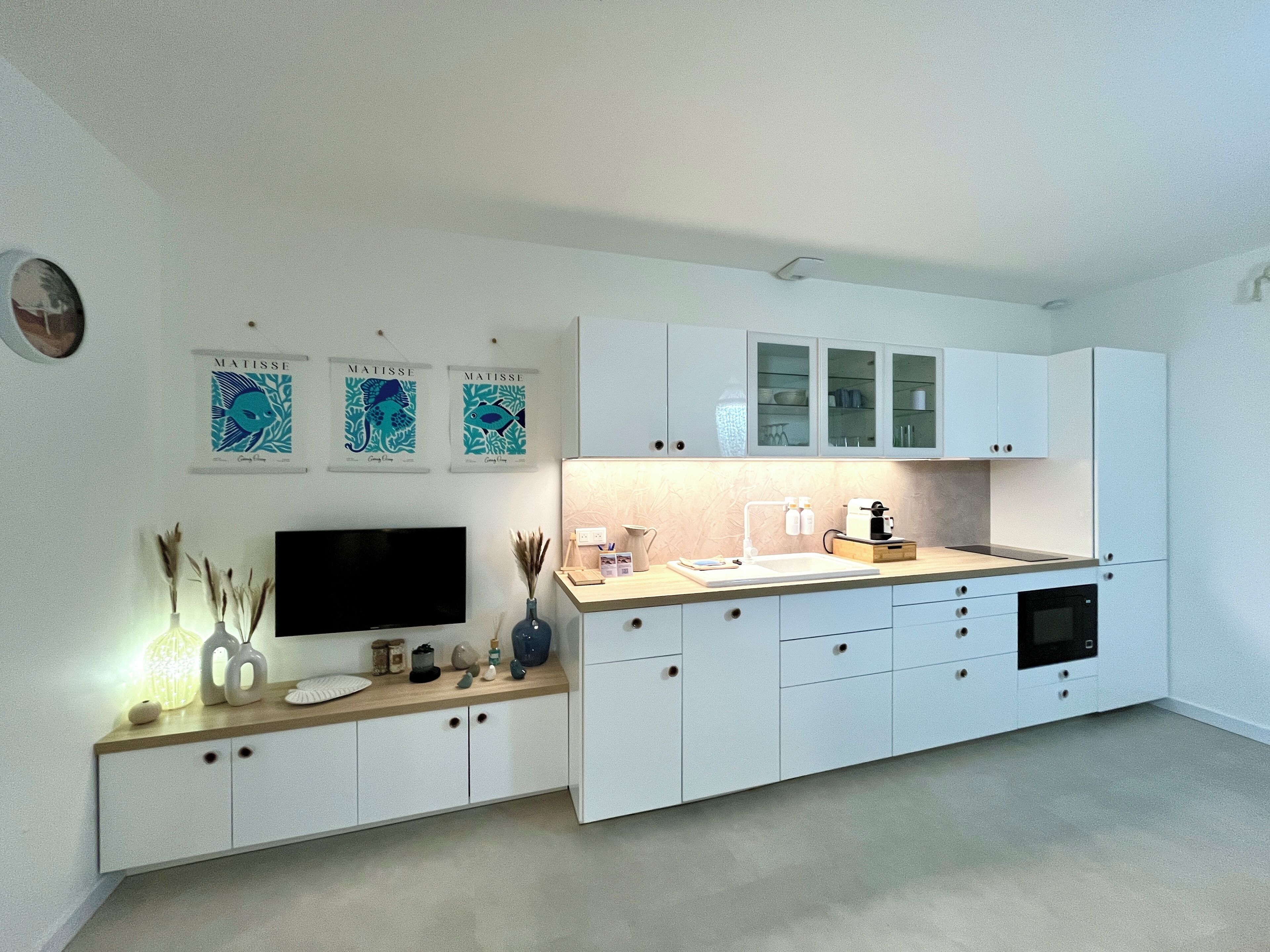 Frigorifero, microonde, forno, piano cottura