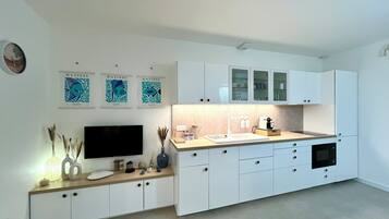 Frigorifero, microonde, forno, piano cottura