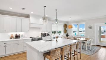 Jääkaappi, uuni, astianpesukone, kahvin-/teenkeitin