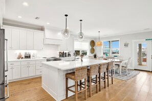 Jääkaappi, mikroaaltouuni, uuni, astianpesukone