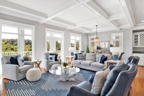 Smart TV, pebolim, mesa de pingue-pongue