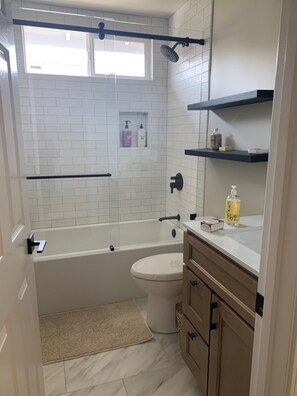 Dusche, Haartrockner, Handtücher, Seife