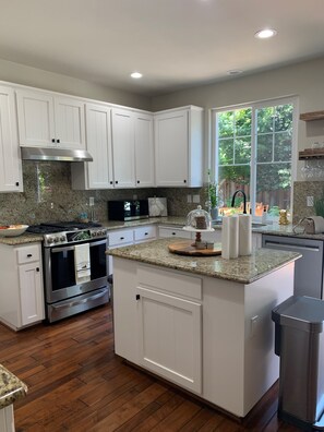 Microwave, oven, stovetop, dishwasher - 4-bedroom house in peaceful Yountville with AC, WiFi. (Yountville)