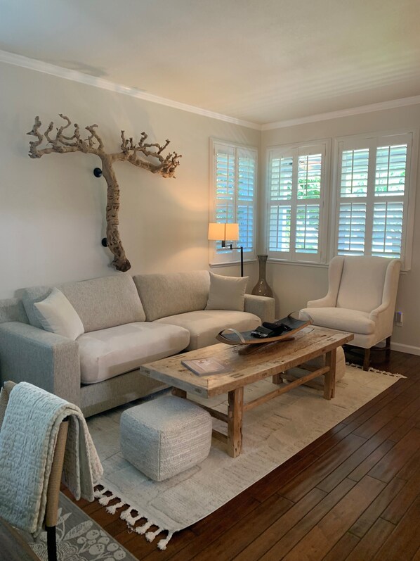 Smart TV, fireplace - 4-bedroom house in peaceful Yountville with AC, WiFi. (Yountville)