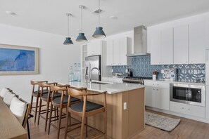 Een koelkast, een magnetron, een oven, een kookplaat