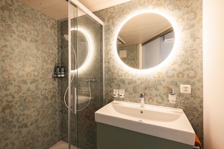 Camera Comfort | Bagno | Doccia, asciugacapelli, asciugamani, sapone. Palazzo Canetti Locarno