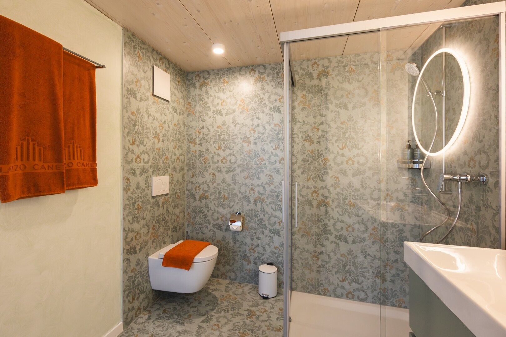 Un baño con inodoro, ducha y lavamanos.