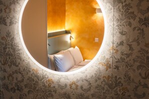 Comfort kamer | Badkamer | Een douche, een haardroger, handdoeken, zeep