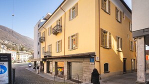 A yellow building with multiple windows and a balcony. - Palazzo Canetti Locarno (Locarno)
