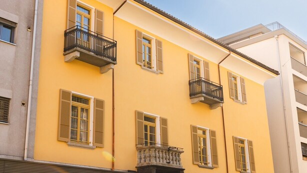 A yellow building with multiple windows and balconies. - Palazzo Canetti Locarno (Locarno)