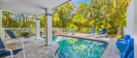 Lämmitetty uima-allas