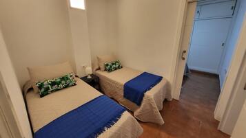 2 habitaciones, tabla de planchar con plancha y cuna de viaje