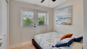 2 bedrooms, in-room safe, iron/ironing board, free WiFi