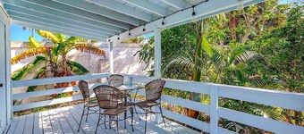 Near DownTown & Napes Beach! Cottage House 2QueenBeds Fenced Back Yard with deck