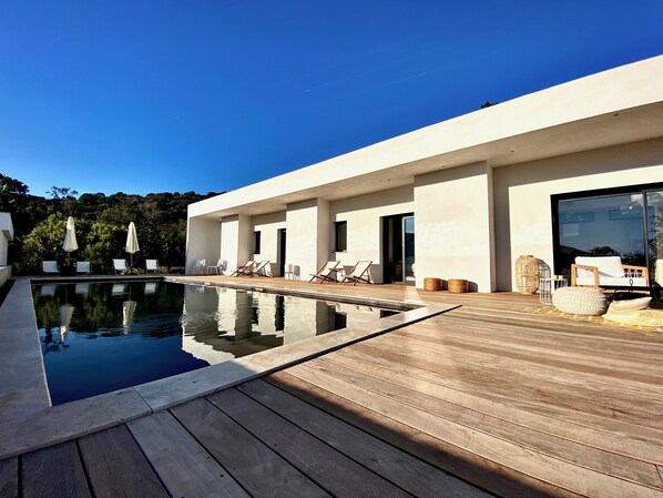 Pool - 3-bedroom villa with swimming pool and panoramic sea view over the Gulf of Sagone. (Coggia)