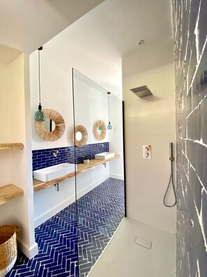 Shower, towels