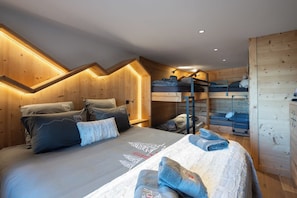 A wooden cabin interior with a bunk bed, a desk, and a wardrobe. - ✨ Le Refuge des 3 Oursons – 14 p. - with Swim Spa, Sauna (Gérardmer)