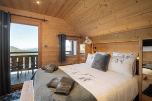 6 bedrooms, iron/ironing board, WiFi, bed sheets
