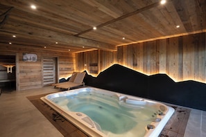 A spa room with a hot tub, wooden walls, and a bench. - ✨ Le Refuge des 3 Oursons – 14 p. - with Swim Spa, Sauna (Gérardmer)