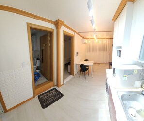 Private kitchen - Cozy Two Room Apartment in Gyeongnidan / Noksapyeong (Seoul)