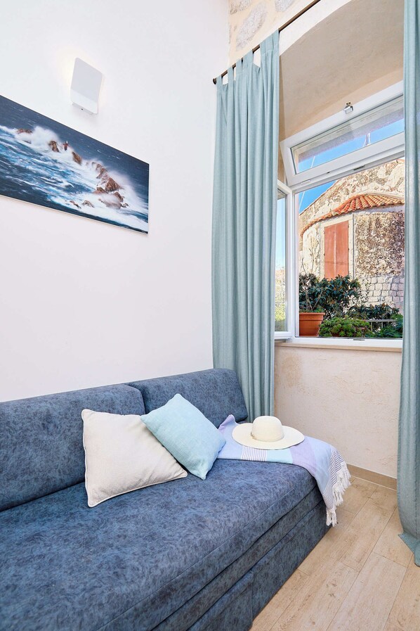 Appartement (0 Bedroom) | Coin séjour | Télévision LCD de 82 cm avec chaînes par satellite