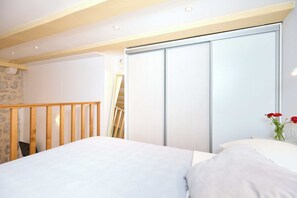 Iron/ironing board, bed sheets - Stone Whisper 1 (Dubrovnik)
