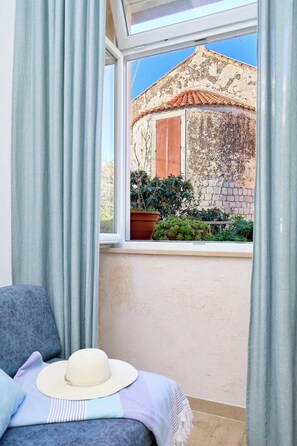 アパートメント (0 Bedroom) | リビング エリア | 82 cmの液晶テレビ (衛星放送視聴可)