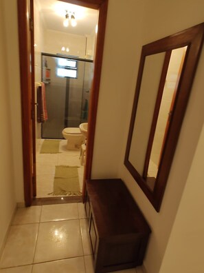 Een douche, een haardroger, toiletpapier