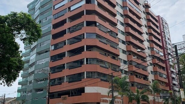 Un immeuble à plusieurs étages doté d’une architecture moderne, avec des balcons et de grandes fenêtres.