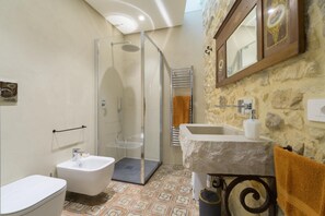 Bruser, hårtørrer, bidet, håndklæder