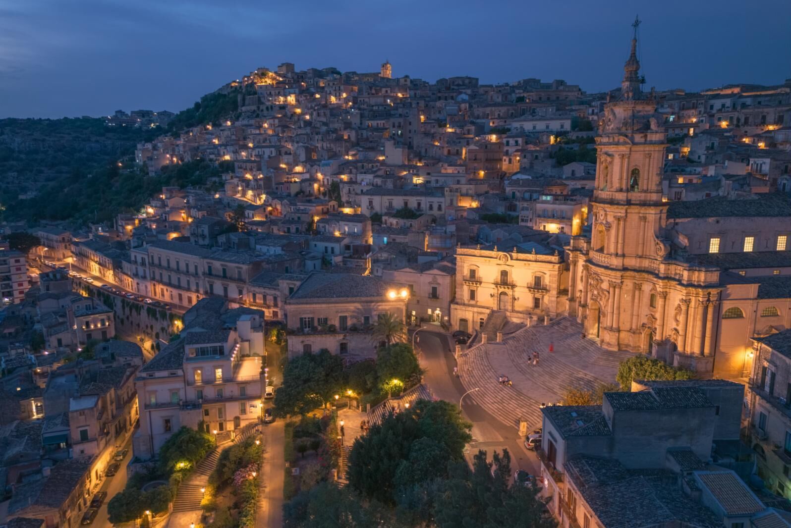 Un pueblo histórico con una iglesia destacada y una calle serpenteante.