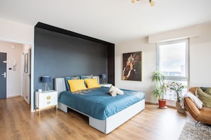 1 chambre, coffre-fort, fer et planche à repasser, lit de bébé portatif