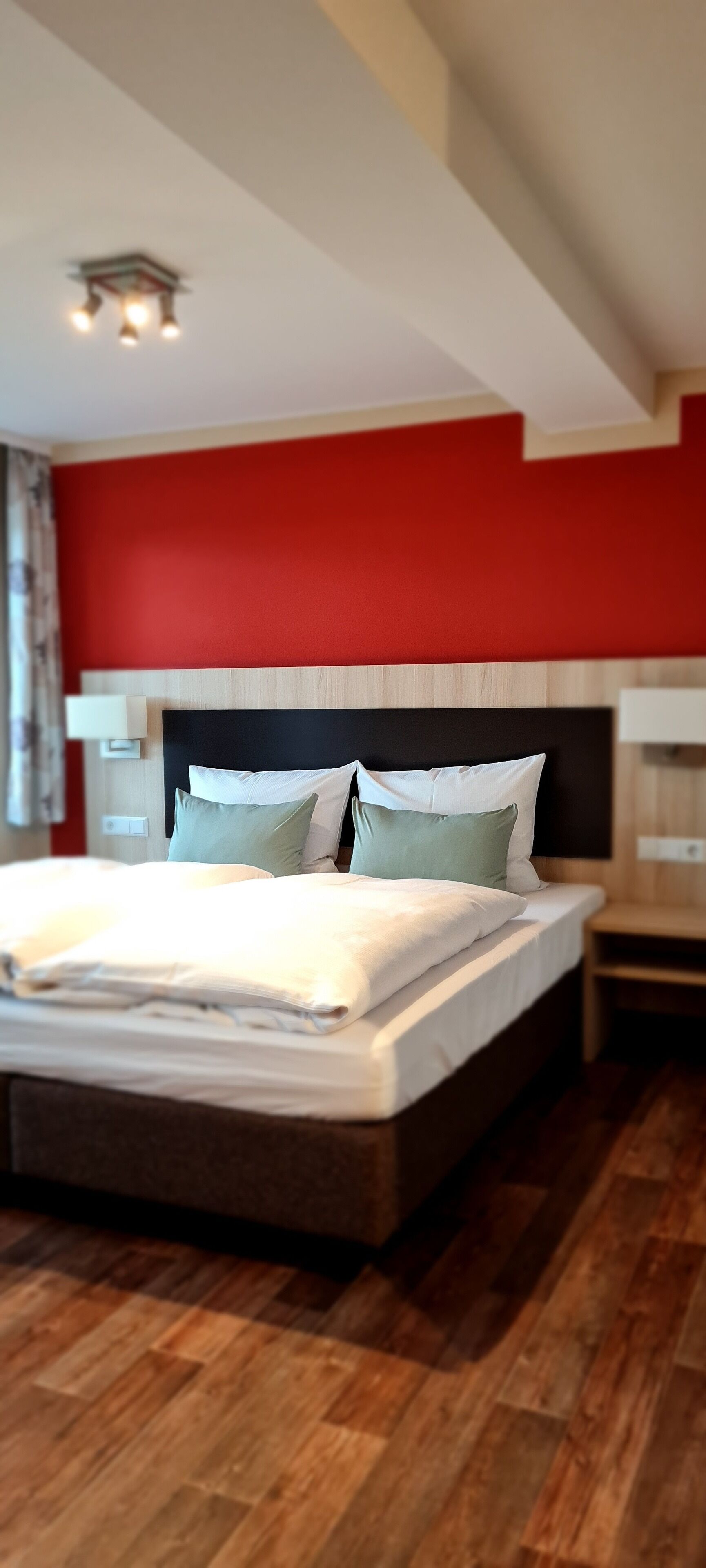 Habitación doble | Edredón, escritorio, espacio para trabajar con laptop y wifi gratis 