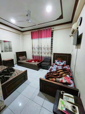 Deluxe Tek Büyük Yataklı Oda | Ütü/ütü masası, ücretsiz kablosuz İnternet 