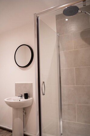 Dusche, Handtücher, Toilettenpapier