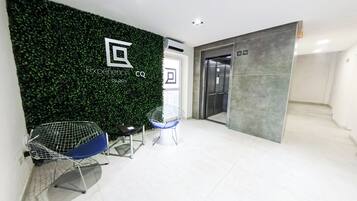 Departamento, 1 cama King size, para no fumadores | Área de sala de estar | Televisión