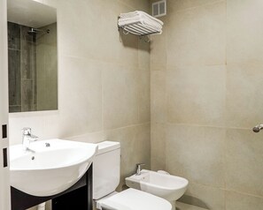 Deluxe Studio, Balcony | Bathroom | Shower, hair dryer, towels, soap - Ramada Residences by Wyndham Puerto Madryn CQ Parry (Puerto Madryn)