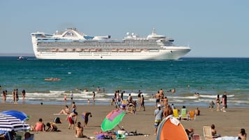Beach nearby, white sand, beach bar