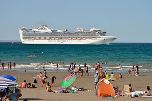 Beach nearby, white sand, beach bar - Ramada Residences by Wyndham Puerto Madryn CQ Parry (Puerto Madryn)