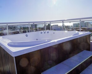 Outdoor spa tub - Ramada Residences by Wyndham Puerto Madryn CQ Parry (Puerto Madryn)