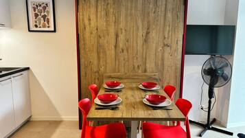 Studio, 1 Bedroom, Balcony | Dining room