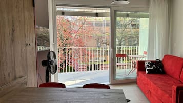 Studio, 1 Bedroom, Balcony | Living room