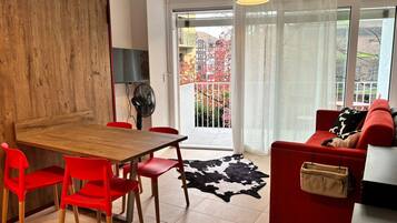 Studio, 1 Bedroom, Balcony | Dining room