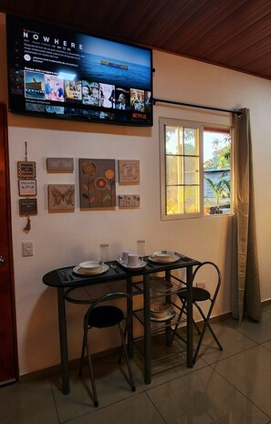 Comfort Apartment, Pool View | Dining room