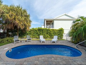 A heated pool - Adventures in Sombrero ~ Pet Friendly, Private Pool, 26' Dock (Marathon)