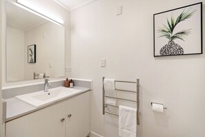 Séchoir à cheveux, serviettes fournies